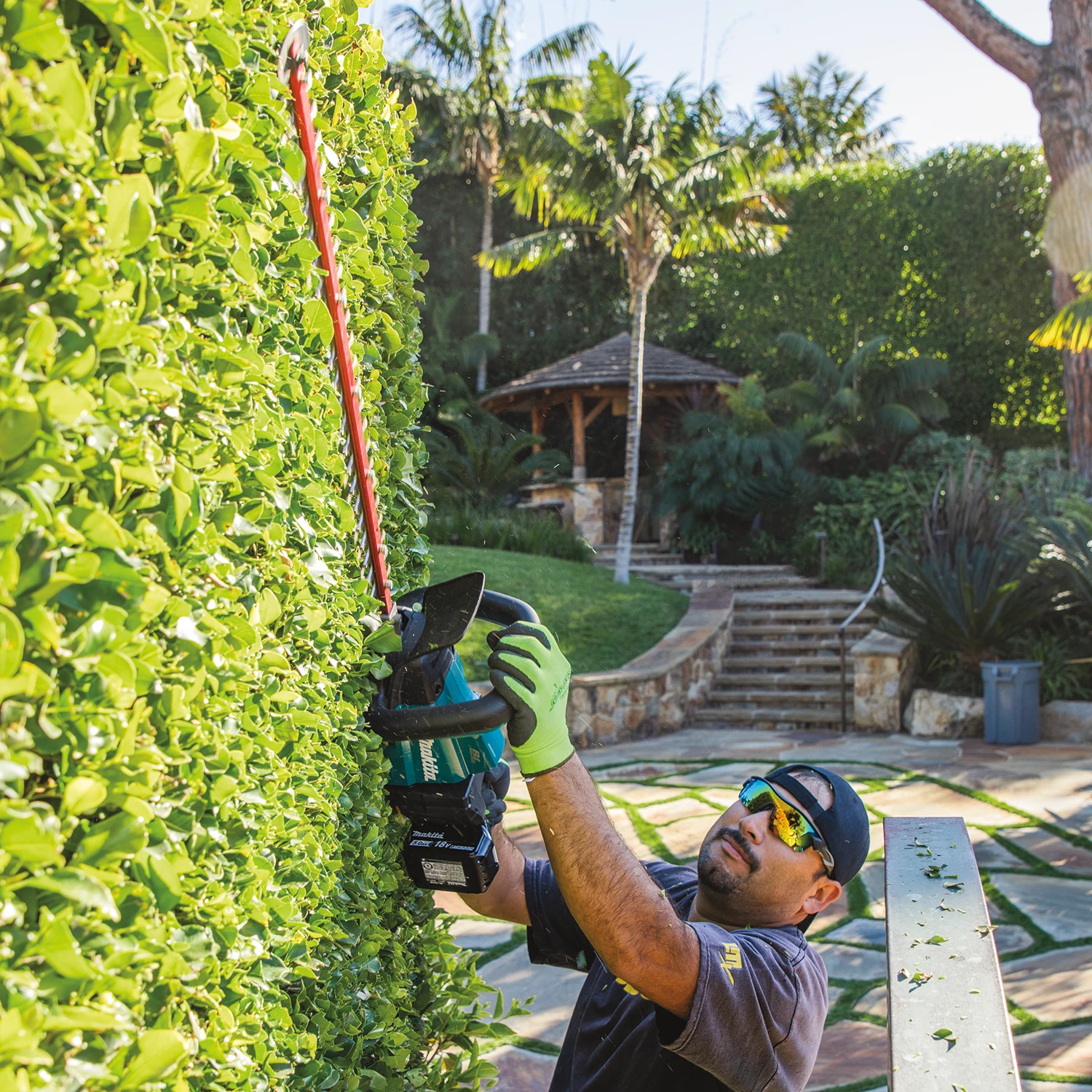 Makita XHU07T 18V LXT Brushless Cordless 24" Hedge Trimmer Kit 2 Makita XHU07T 18V LXT Brushless Cordless 24" Hedge Trimmer Kit - Image 2