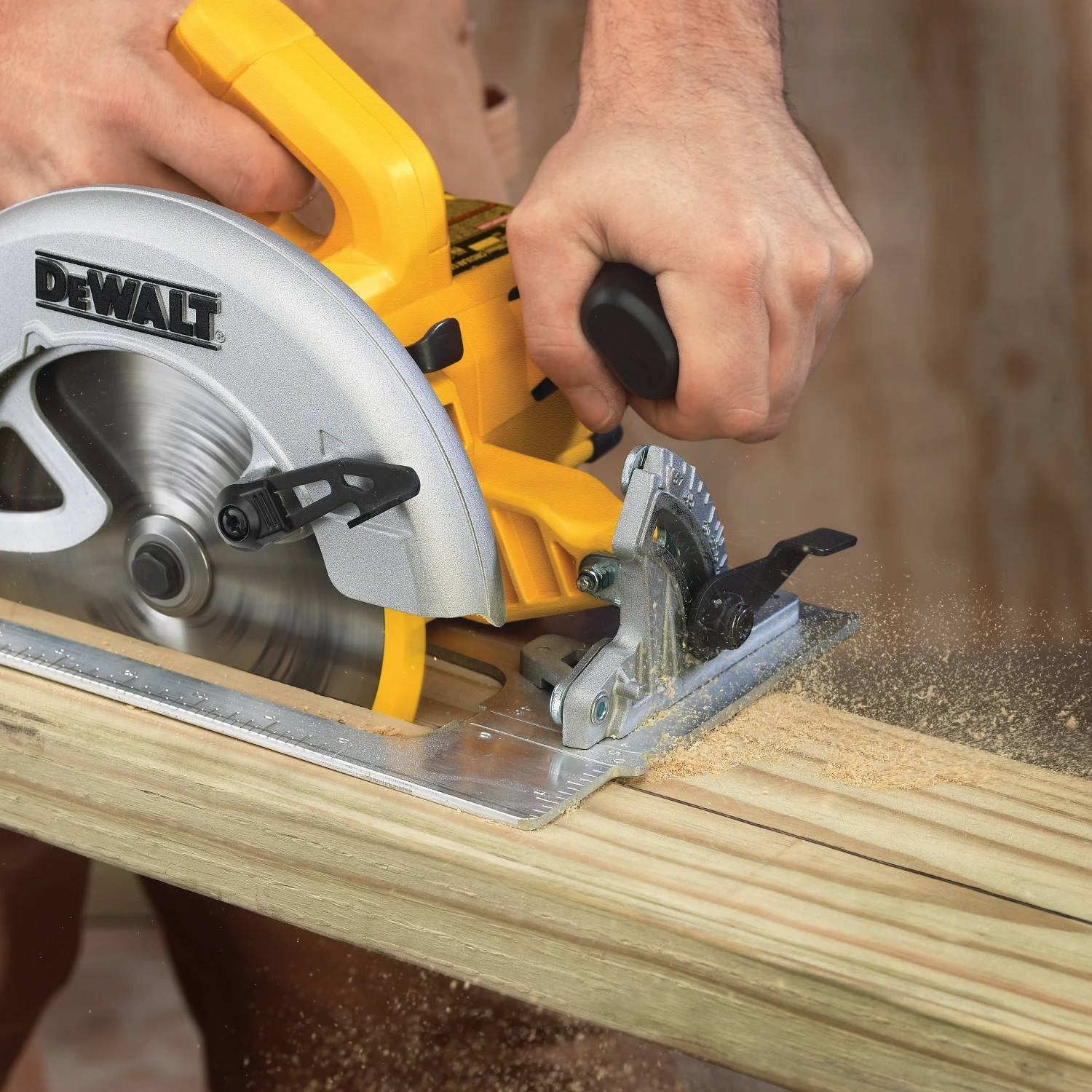 DeWalt DWE575 7-1/4" Lightweight Circular Saw 4 DeWalt DWE575 7-1/4" Lightweight Circular Saw - Image 4